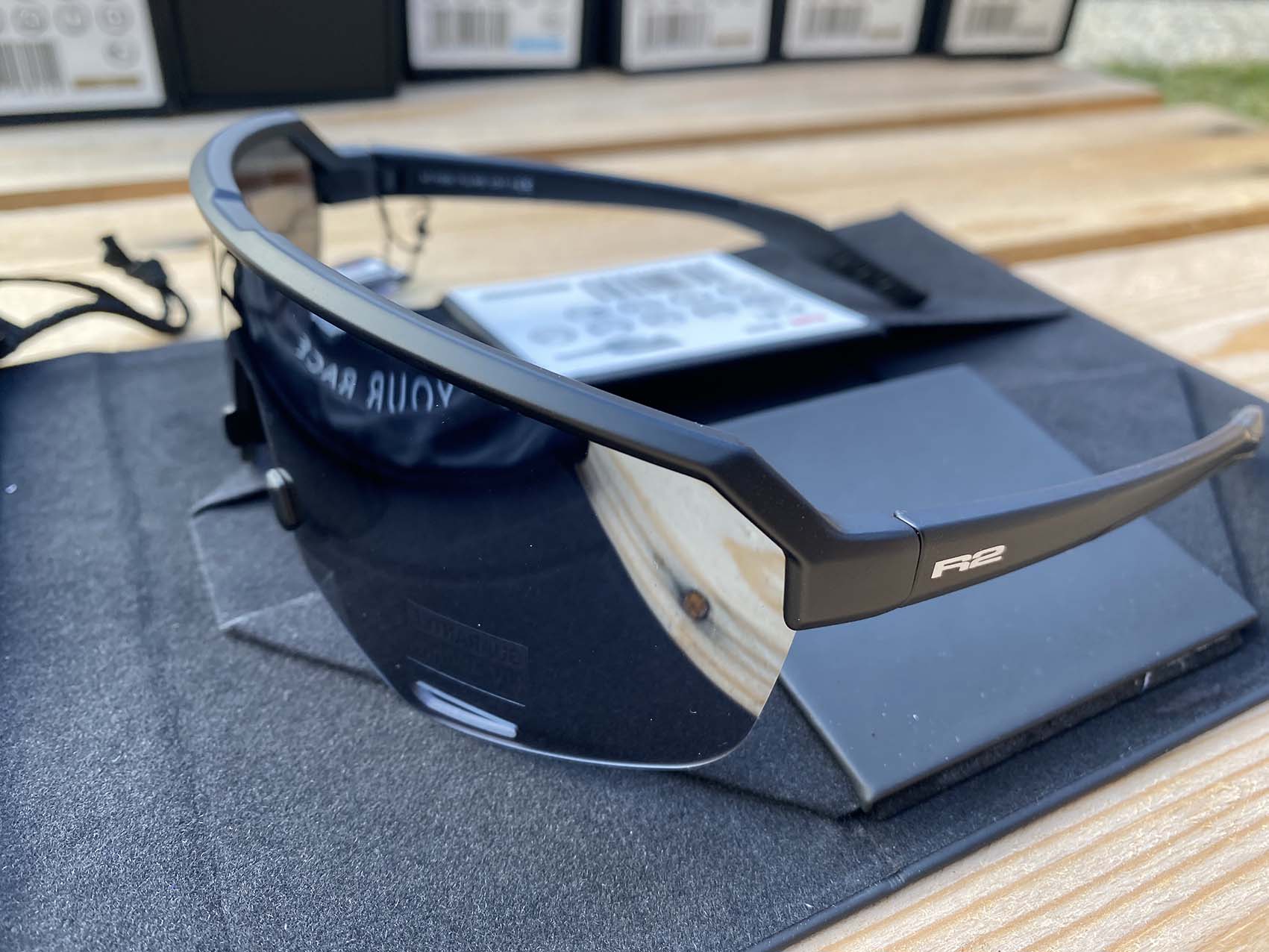 SPORTOVNÍ SLUNEČNÍ BRÝLE R2 FLUKE AT100E - STANDARD