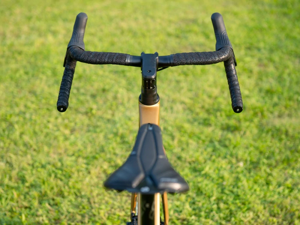 Author Guru 2.0 2025 - zlatá-matná/černá