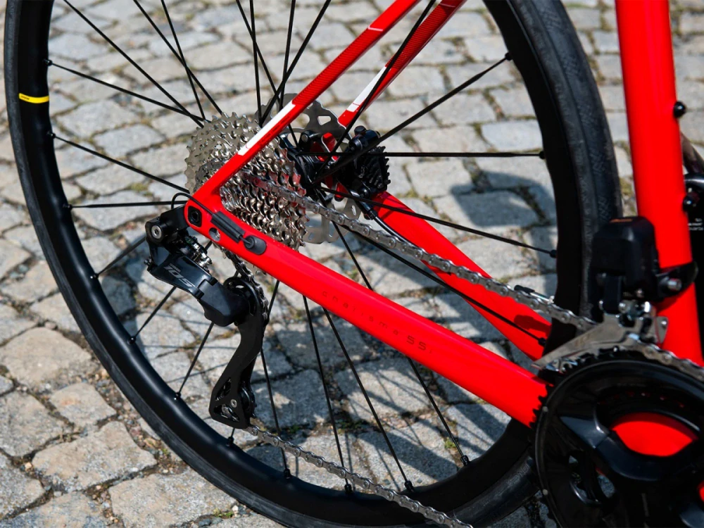 Charisma 55i 2025 - červená/bílá/stříbrná