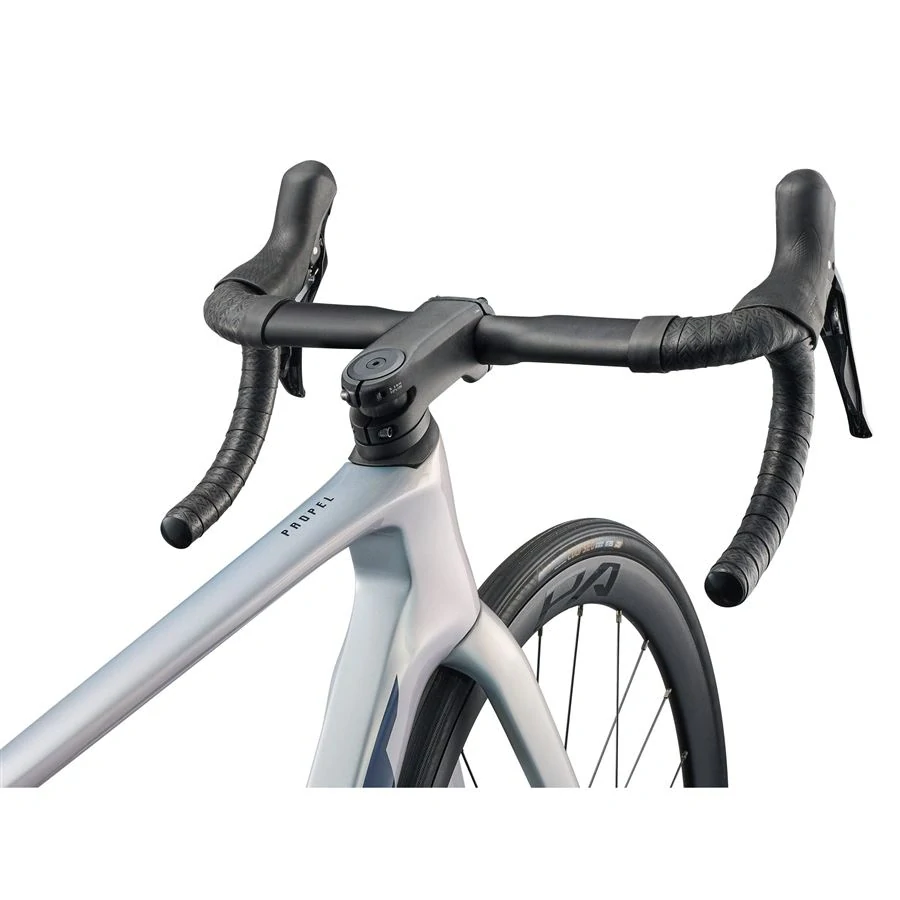 Giant Propel Advanced 2 Supernova