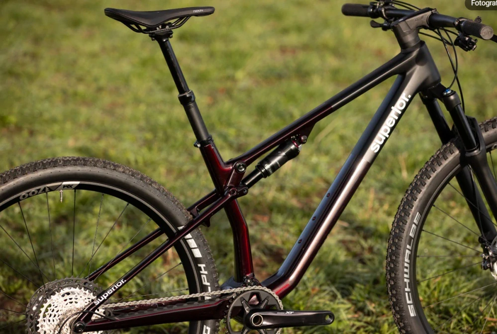 Superior XF 9.5 Team / Gloss Red Carbon / Black