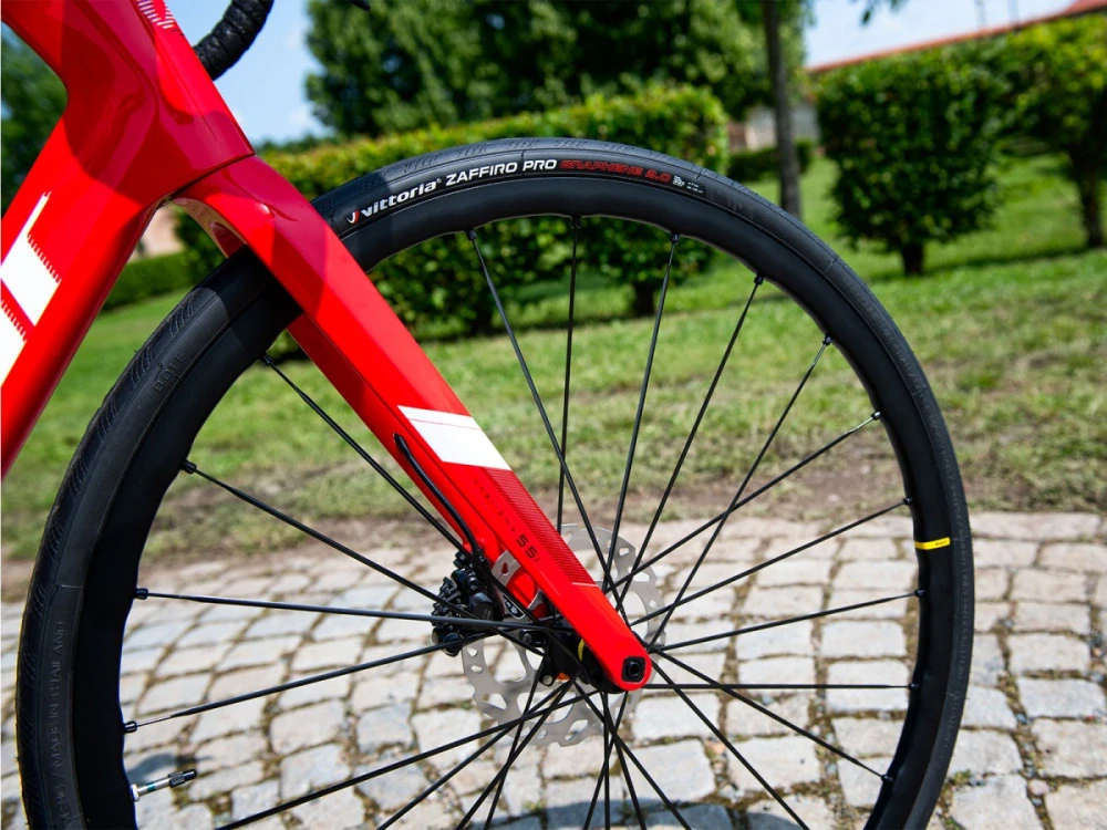 Charisma 55i 2025 - červená/bílá/stříbrná