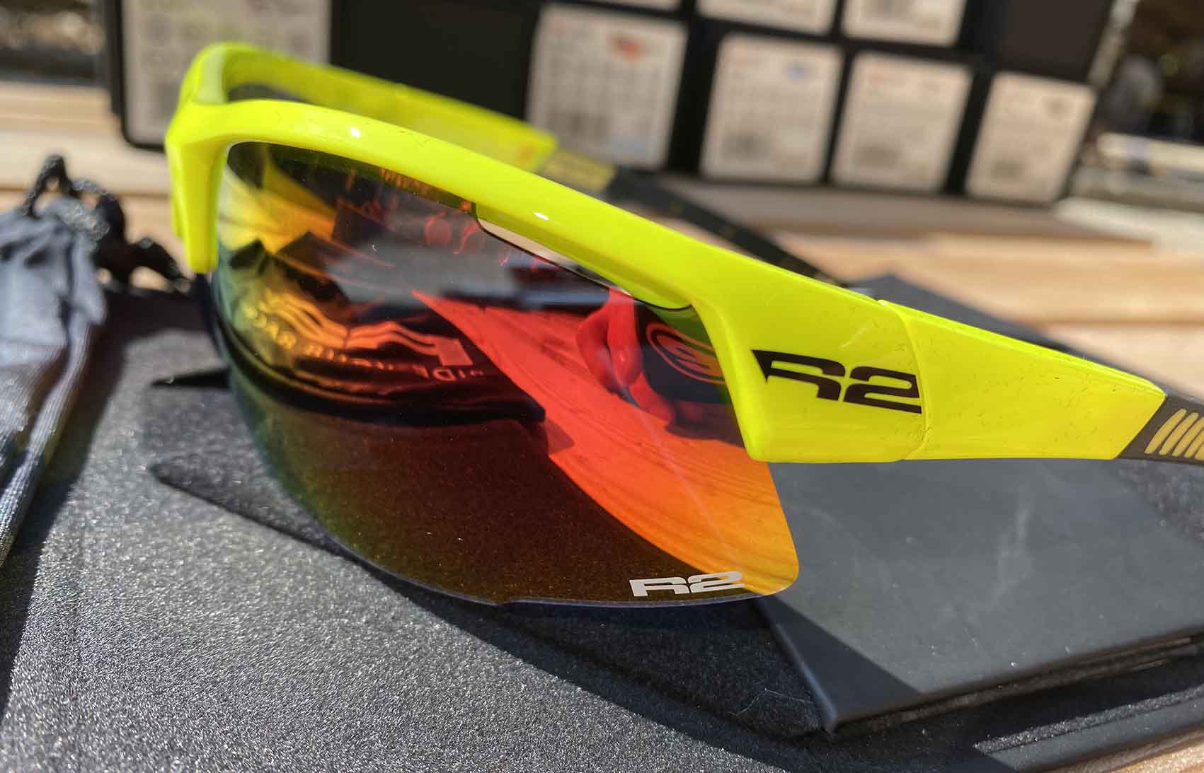 SPORTOVNÍ SLUNEČNÍ BRÝLE R2 RACER AT063A5