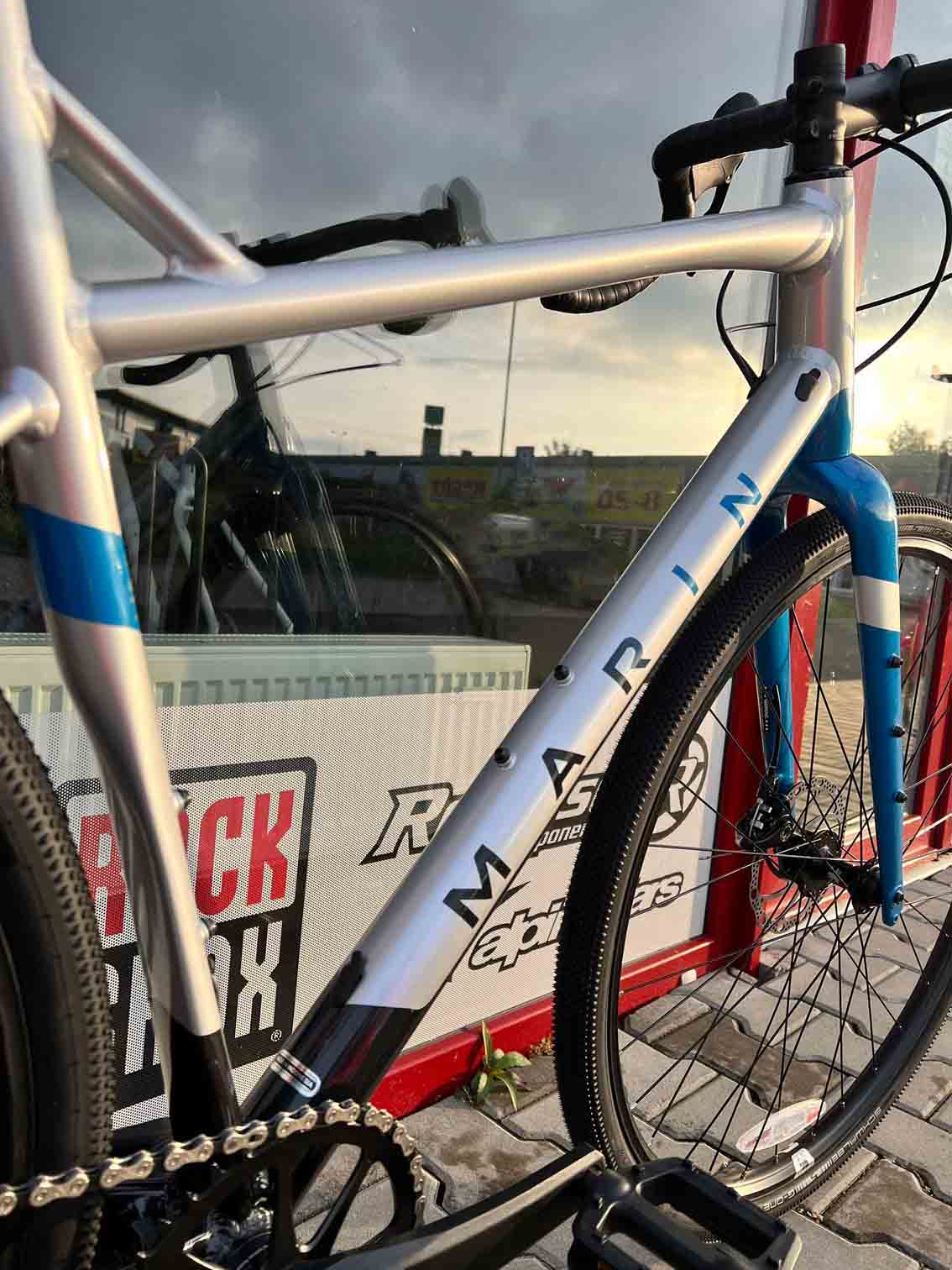 MARIN Gestalt X10, chrómová/modrá/čierna 