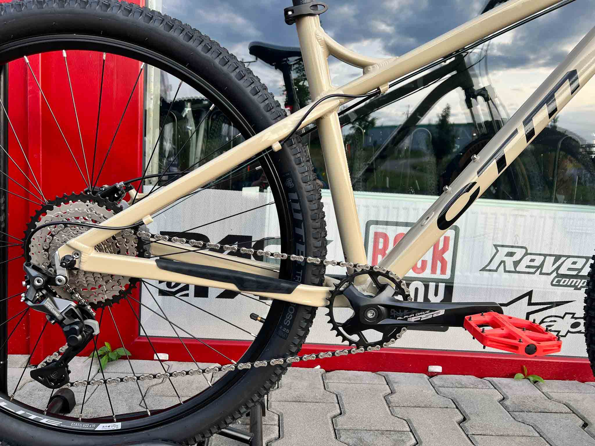 CTM ZEPHYR 29" pieskovcová