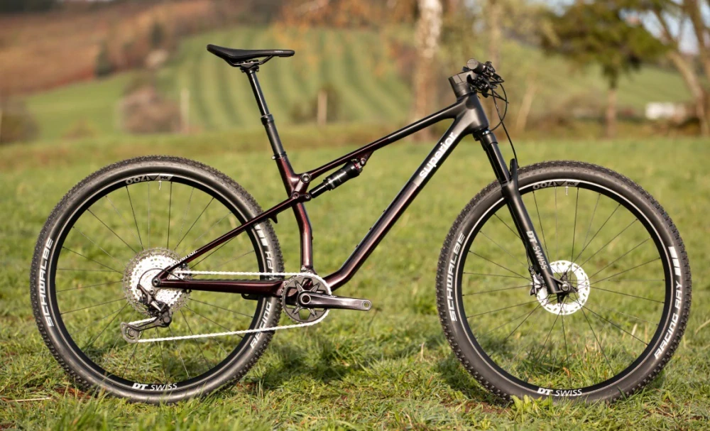 Superior XF 9.5 Team / Gloss Red Carbon / Black