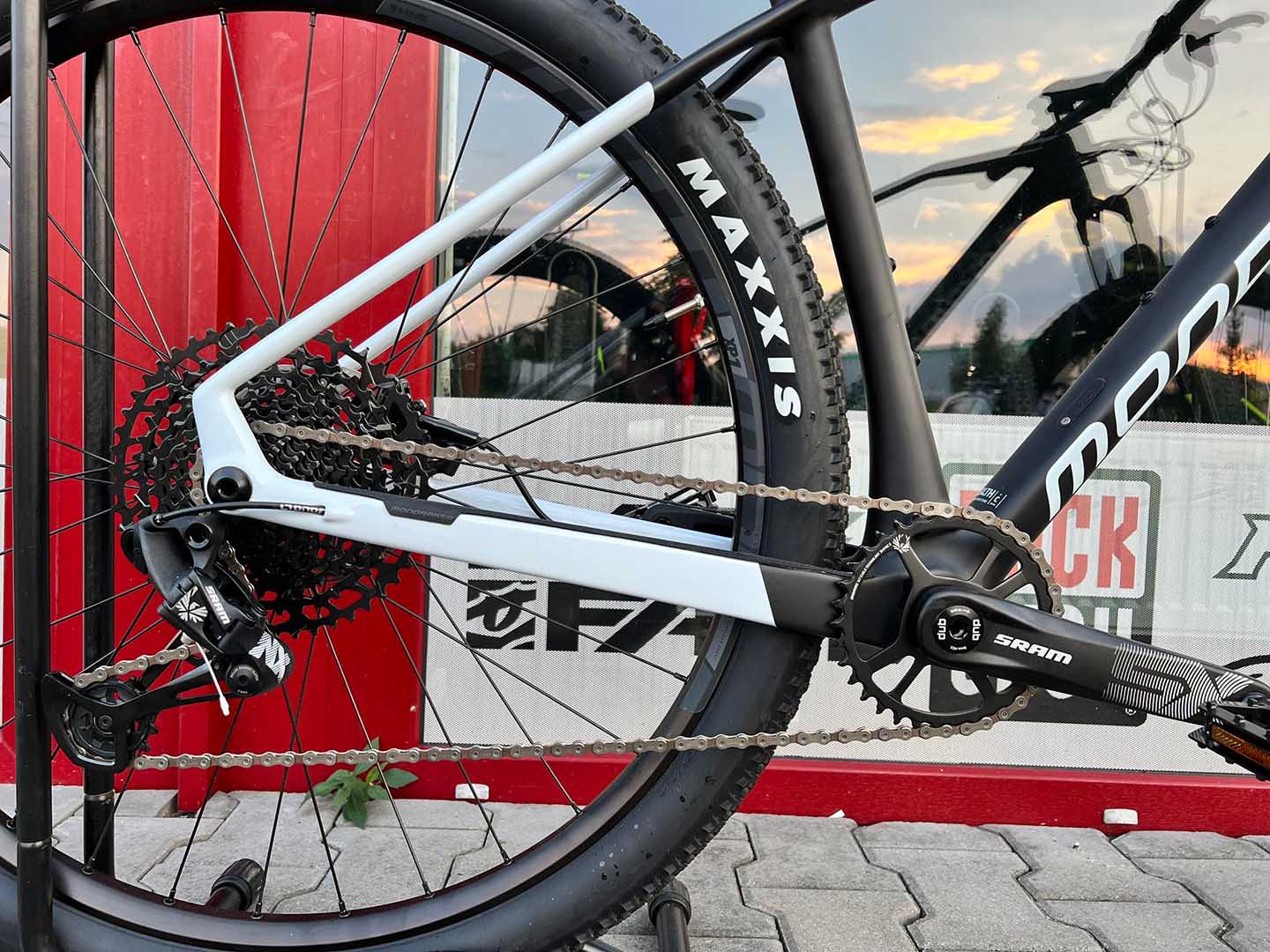 MONDRAKER CHRONO CARBON, CARBON/DIRTY WHITE