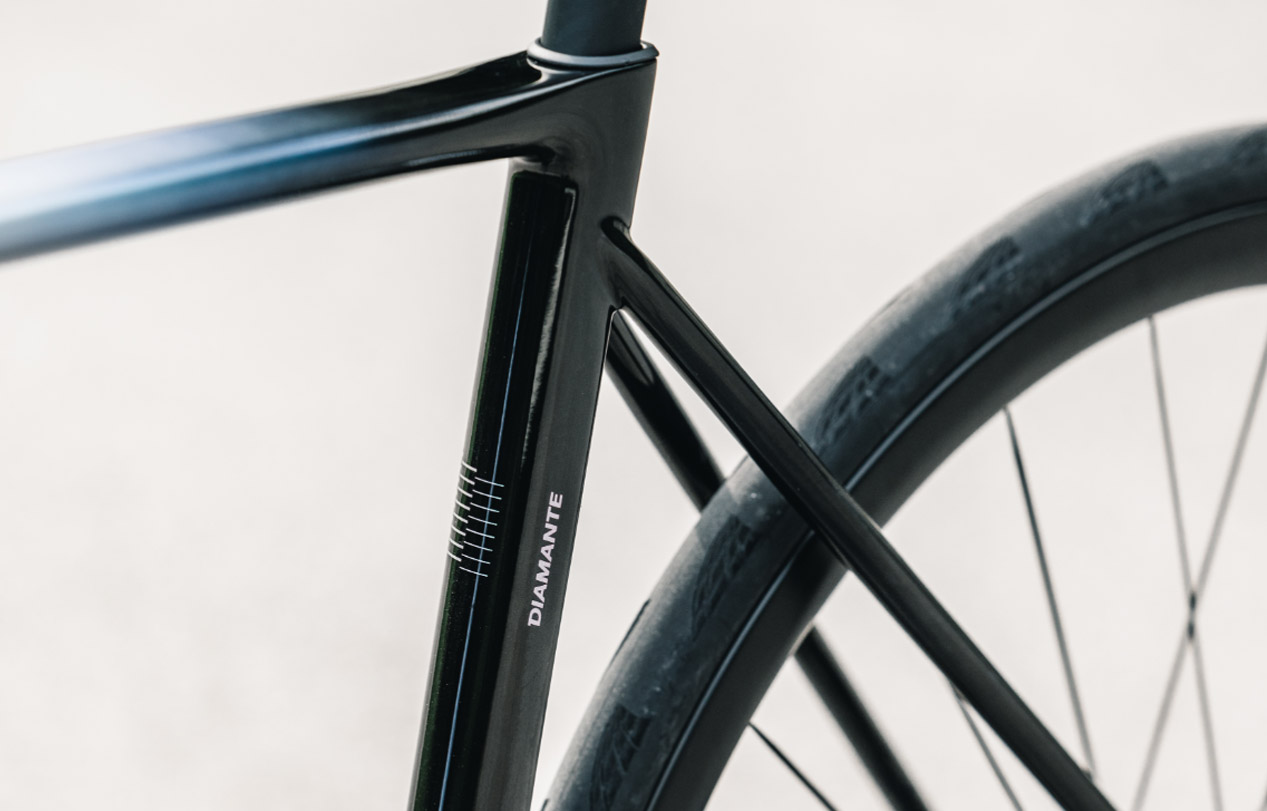 BASSO DIAMANTE DISC, FADE OPAL WHITE, SHIMANO ULTEGRA DI2, MICROTECH RE38