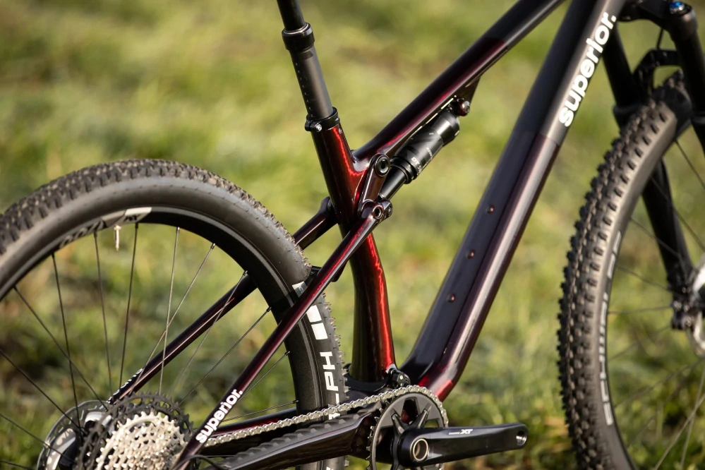 Superior XF 9.5 Team / Gloss Red Carbon / Black