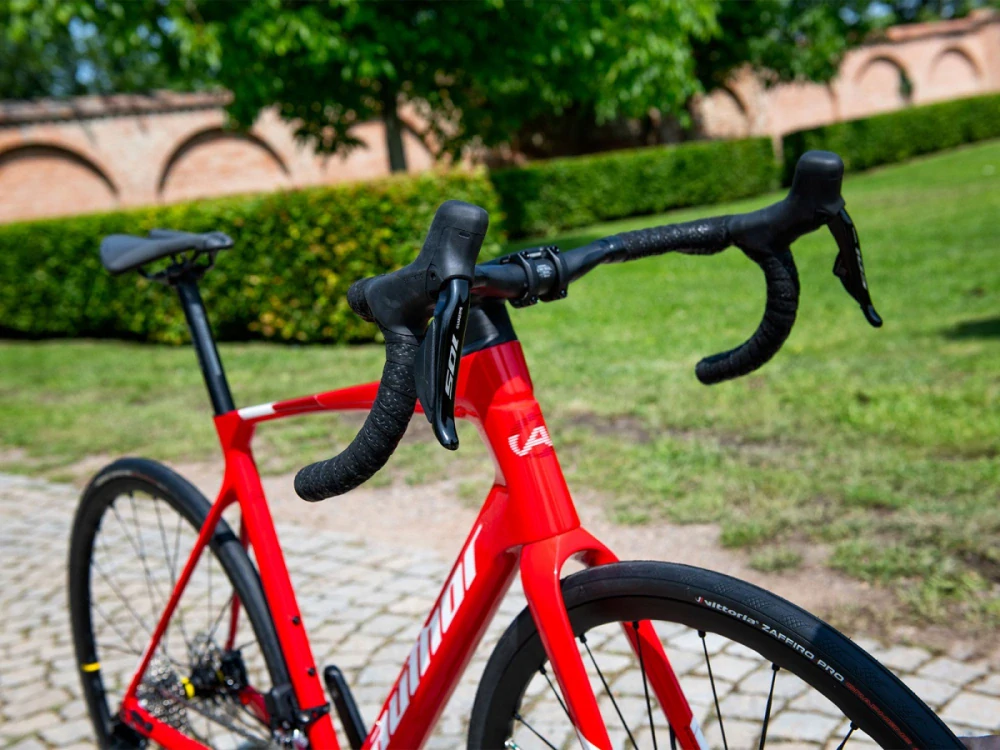 Charisma 55i 2025 - červená/bílá/stříbrná