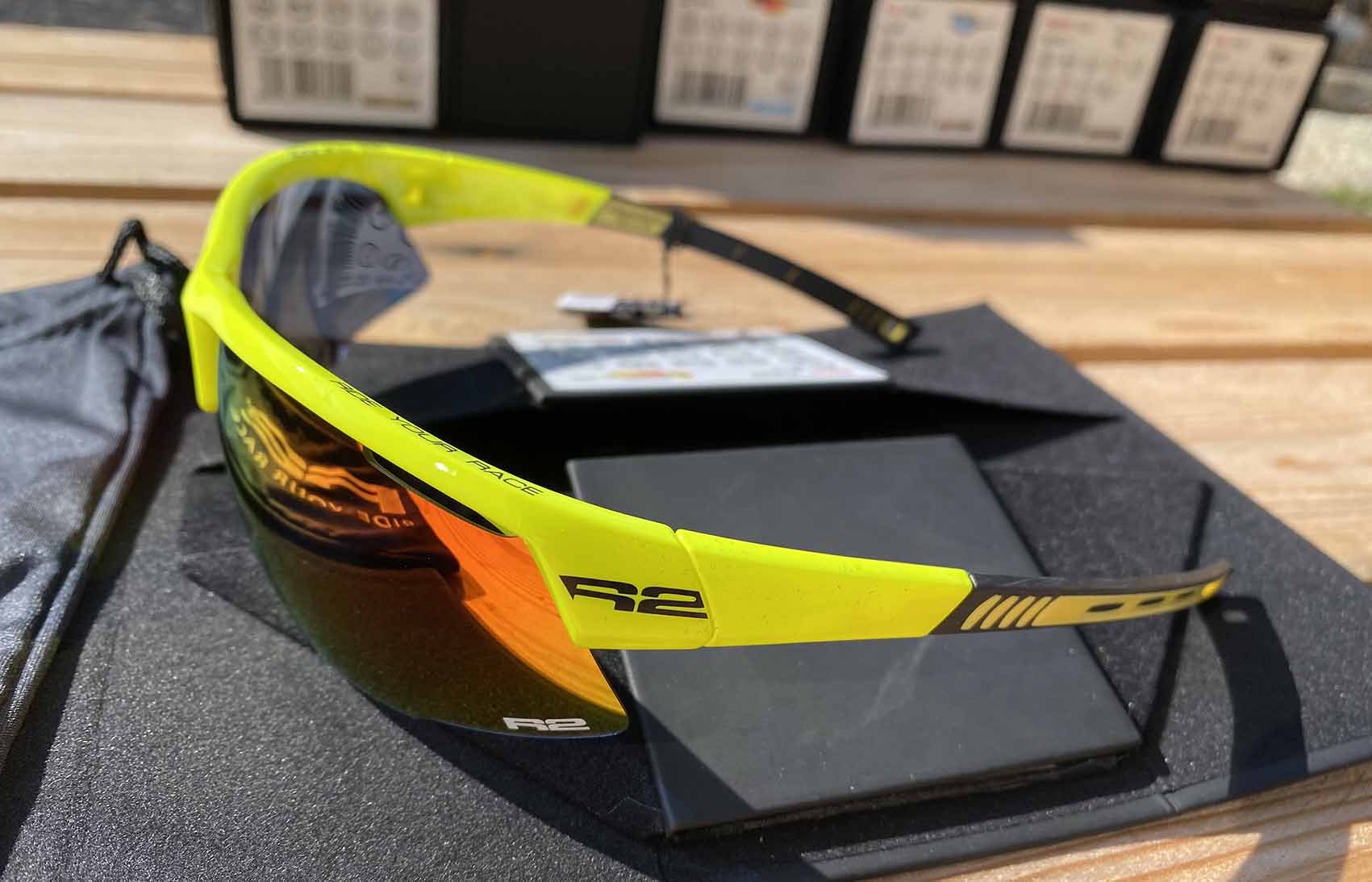 SPORTOVNÍ SLUNEČNÍ BRÝLE R2 RACER AT063A5