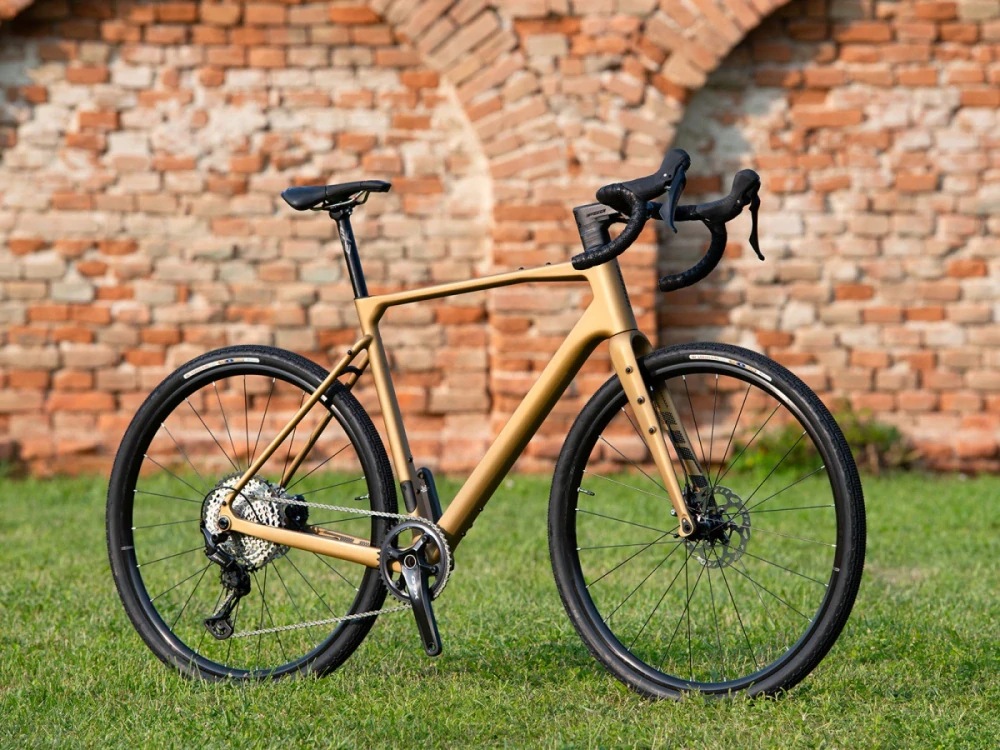 Author Guru 2.0 2025 - zlatá-matná/černá