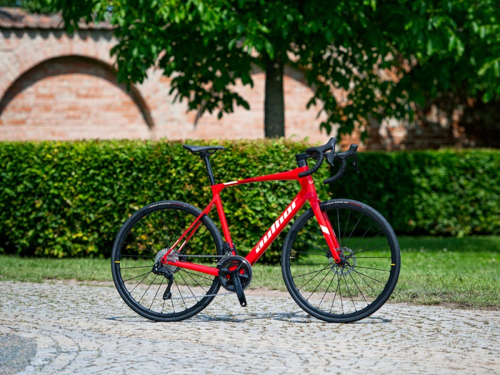 Charisma 55i 2025 - červená/bílá/stříbrná