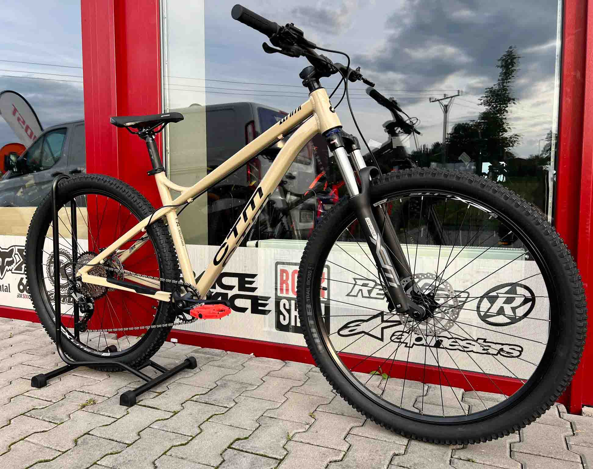 CTM ZEPHYR 29" pieskovcová