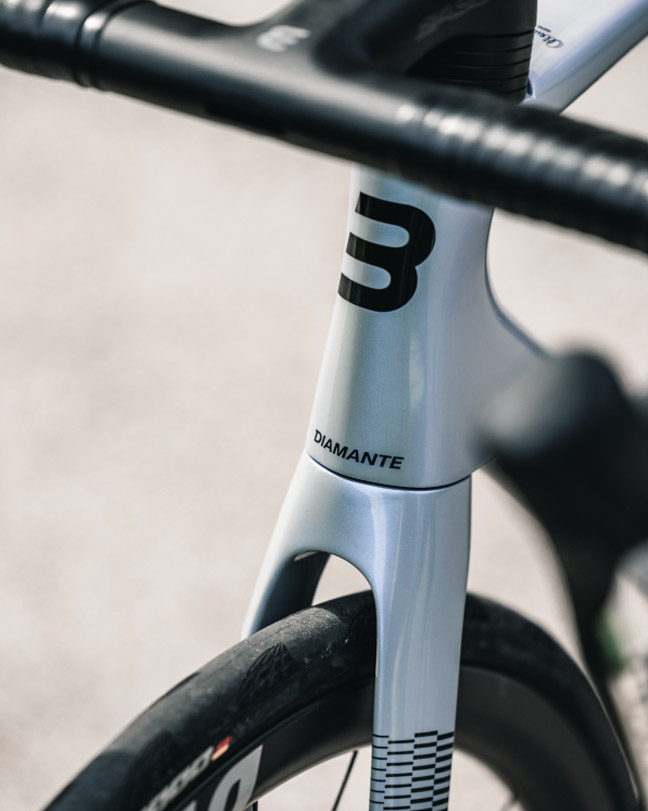 BASSO DIAMANTE DISC, FADE OPAL WHITE, SHIMANO ULTEGRA DI2, MICROTECH RE38